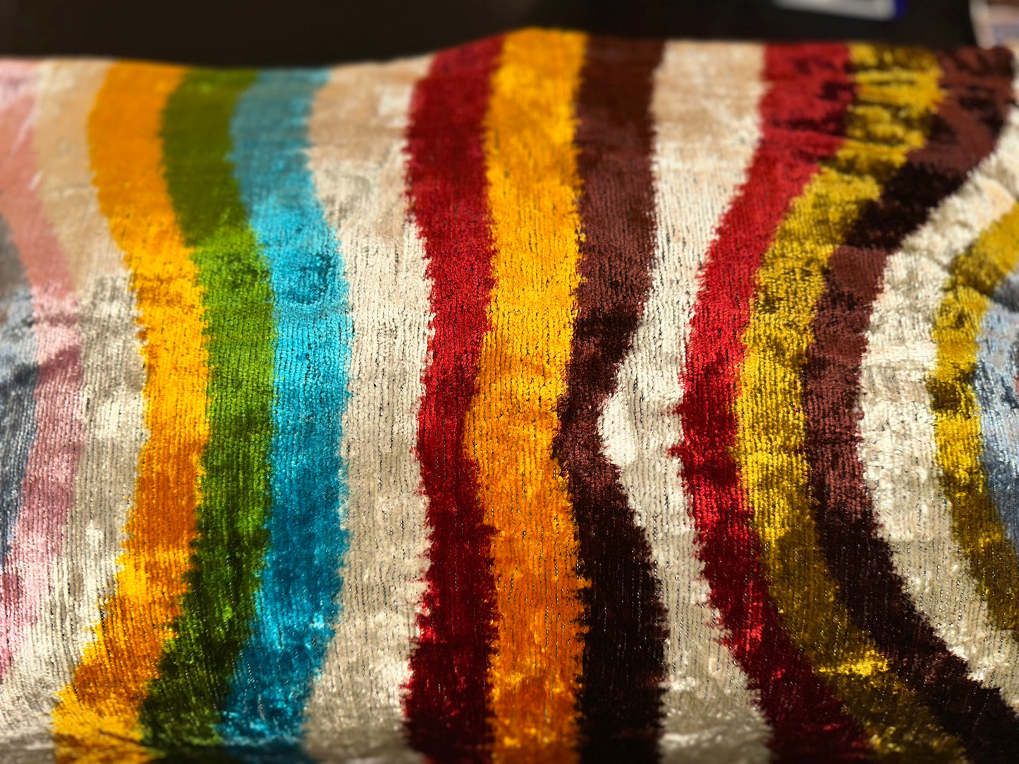 Cojín terciopelo de colores a rayas