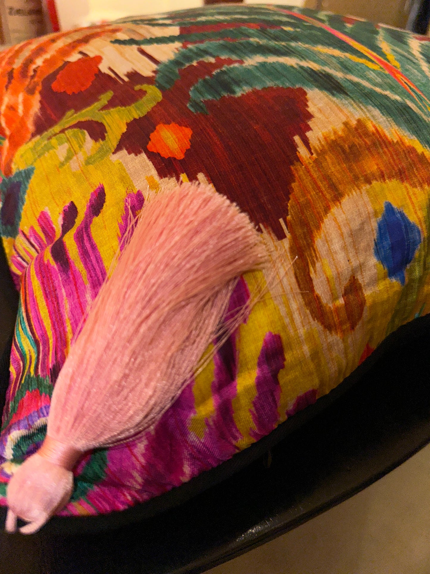 Cojín terciopelo plumas de colores