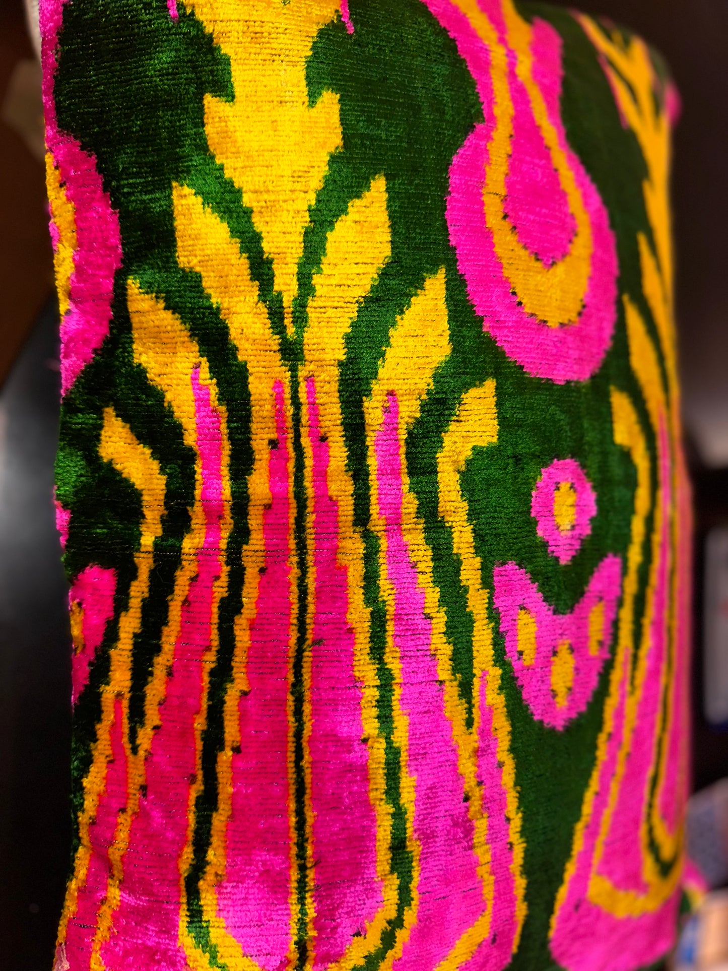 Cojín de terciopelo fucsia amarillo verde