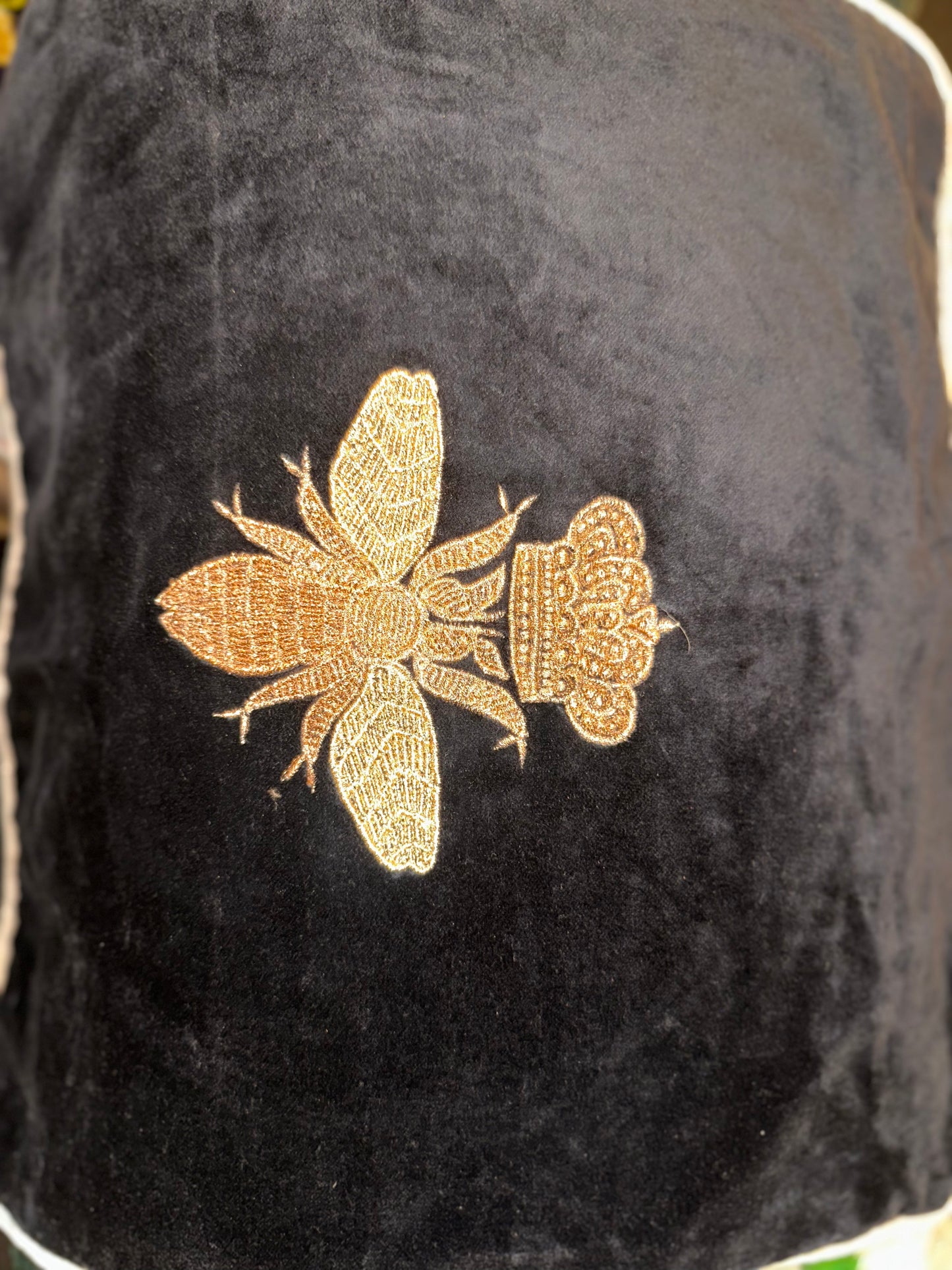 Cojín abeja negro