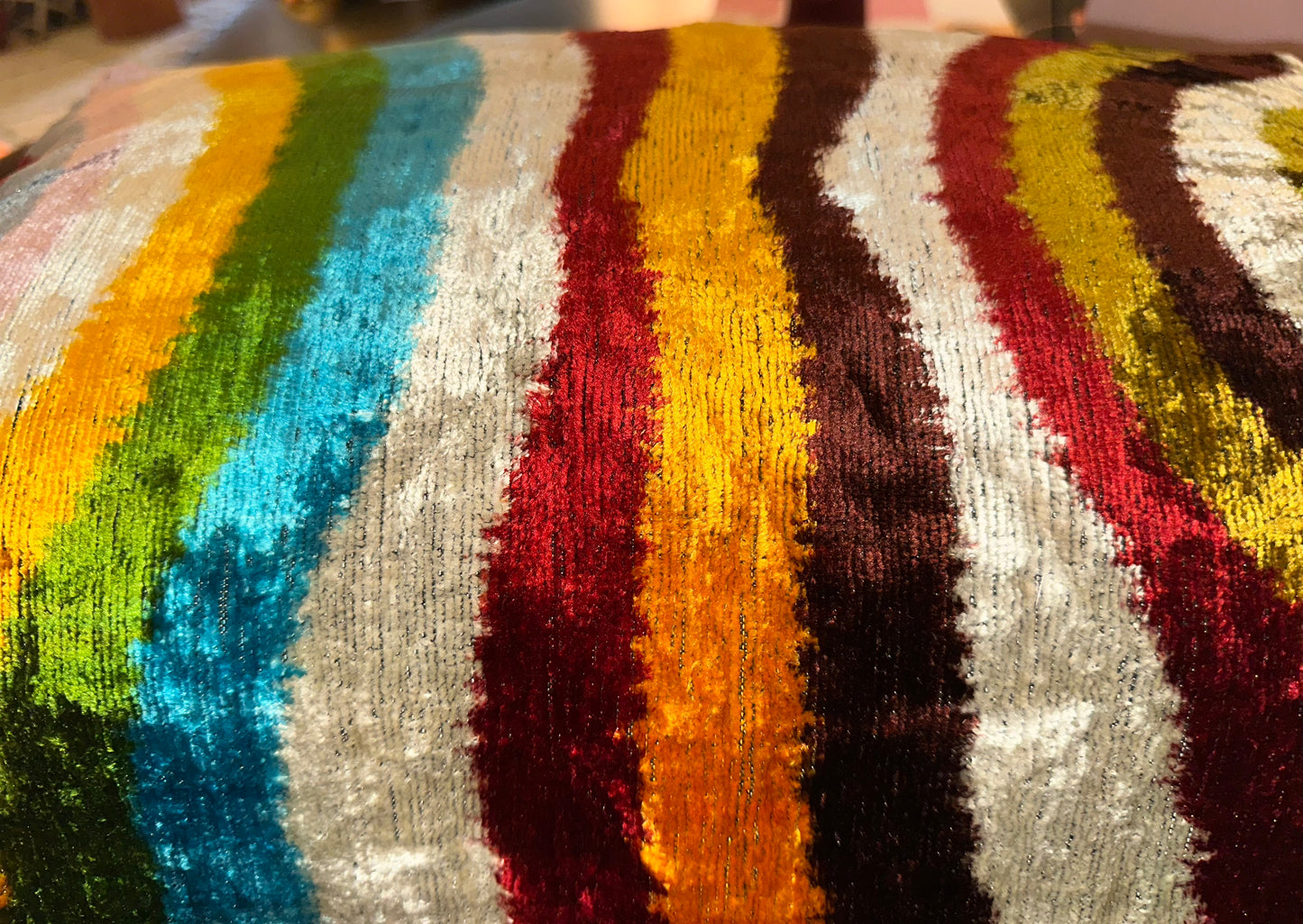 Cojín terciopelo de colores a rayas