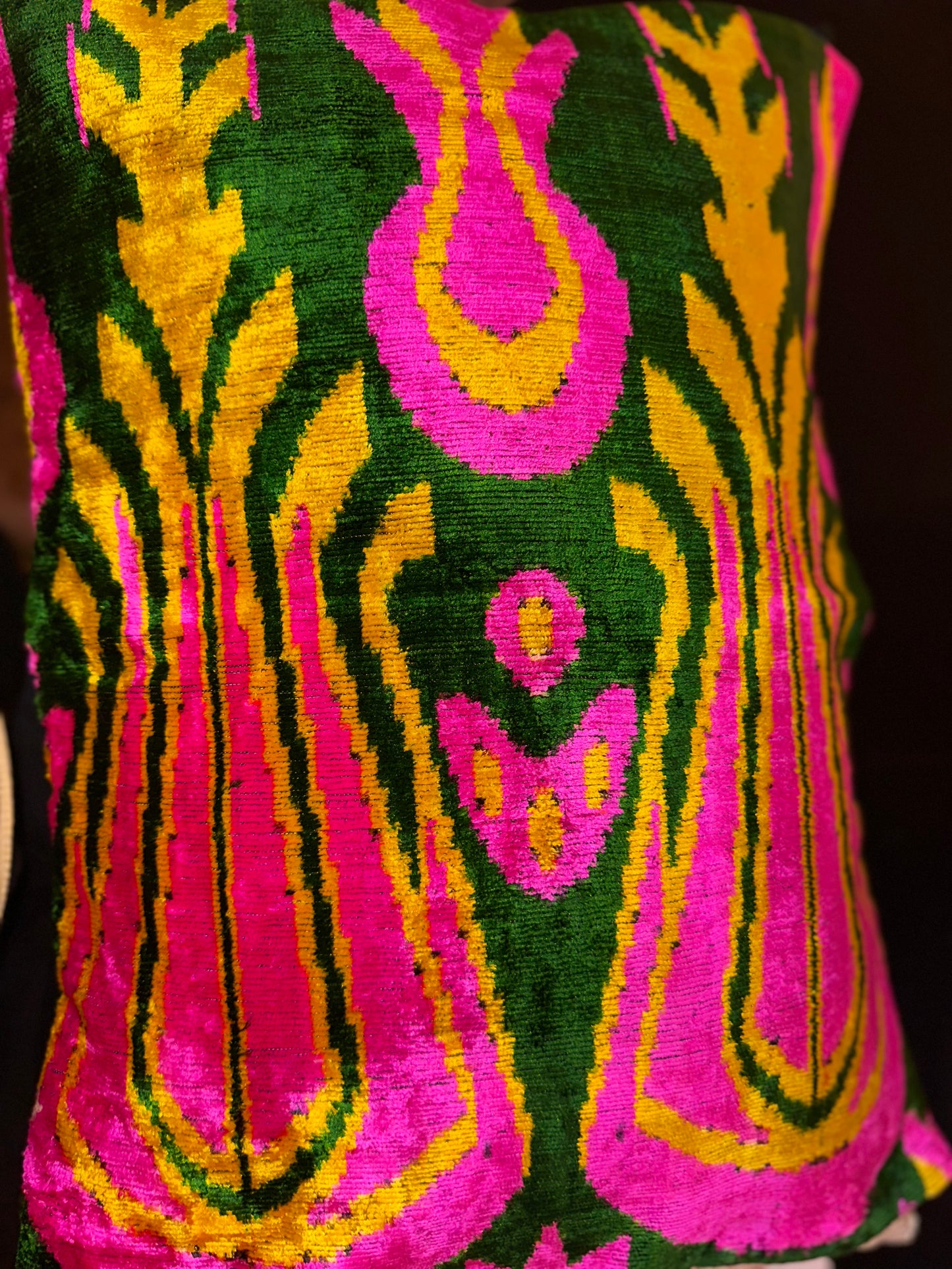 Cojín de terciopelo fucsia amarillo verde