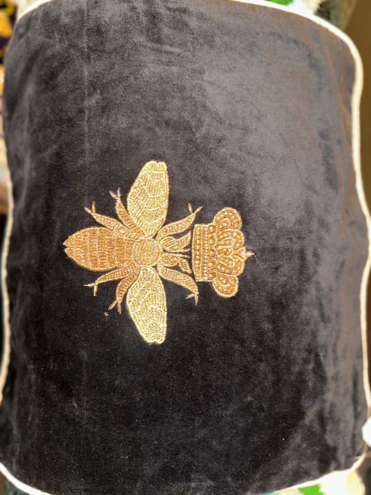 Cojín abeja negro