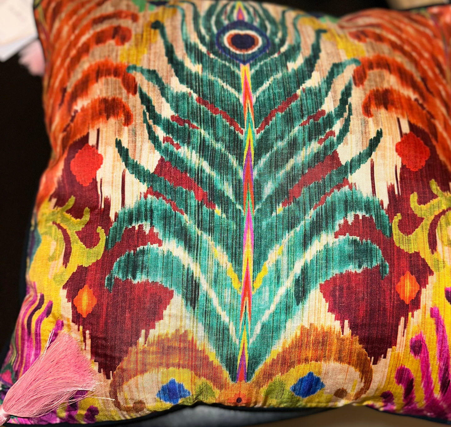 Cojín terciopelo plumas de colores