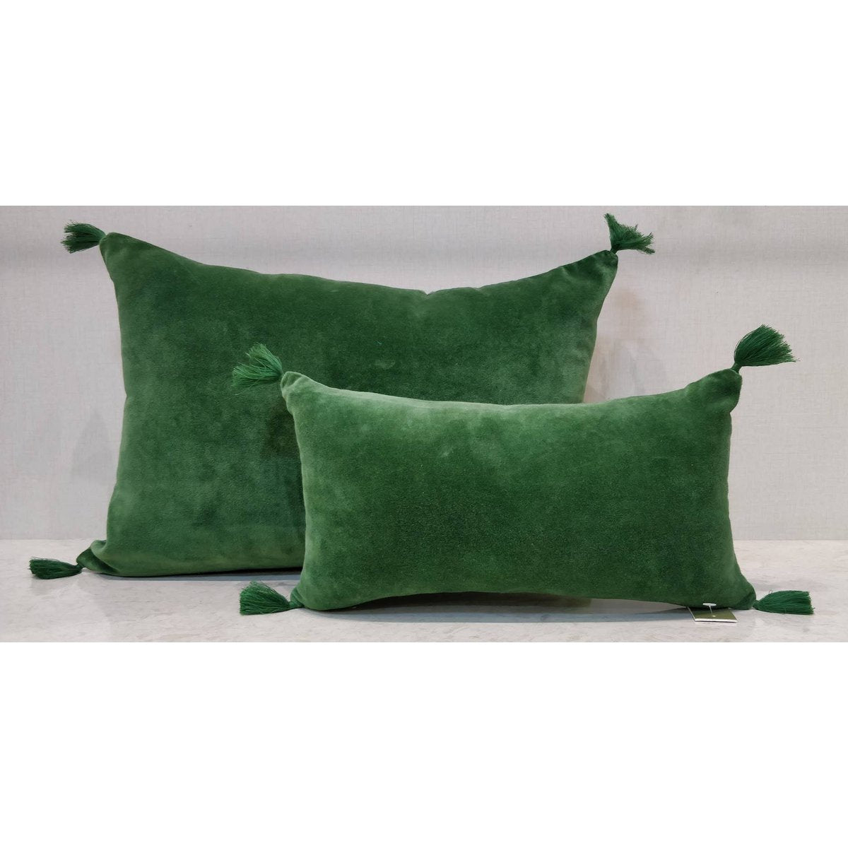Cojín terciopelo VERDE HIERBA con pompón